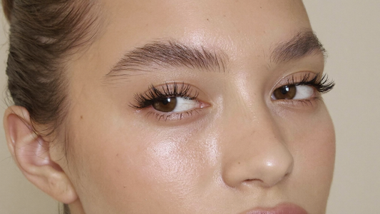 Gros plan sur des cils naturels sains — Nettalya